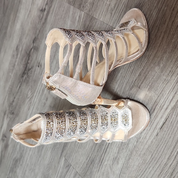 Vince Camuto "Gavin" Dress Sandal - Soft Gold - Picture 5 of 7